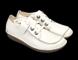 detail dámské šněrovací polobotky CLARKS Funny Dream 26181433 Béžová
