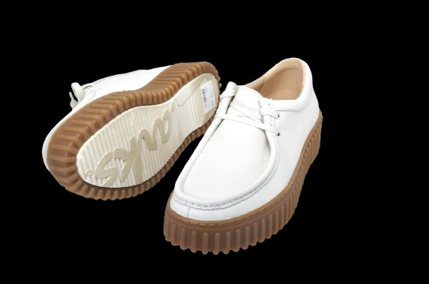 detail dámské šněrovací polobotky CLARKS Torhill Bee 26172085 Béžová
